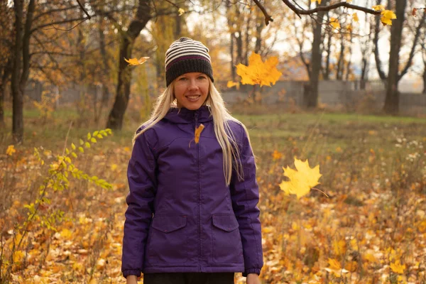 Девушка Осеннем Парке Желтых Опавших Листьях Украины Течение Дня — стоковое фото
