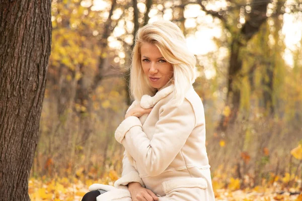 Une Fille Manteau Fourrure Blanche Tient Dans Parc Automne Ukraine — Photo