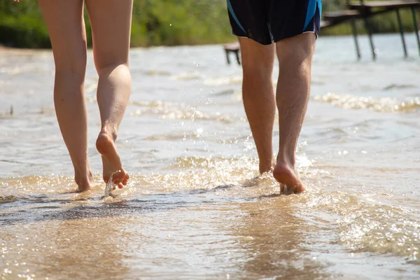 Pies Masculinos Femeninos Fondo Del Agua Mar Vista Sol Verano — Foto de Stock