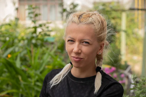 Portré Egy Lányról Két Copfnyi Hajjal Parkban Nyáron Napon Ukrajnában — Stock Fotó