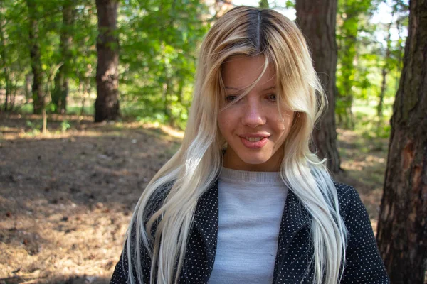 공원에서 우크라이나 소녀의 — 스톡 사진