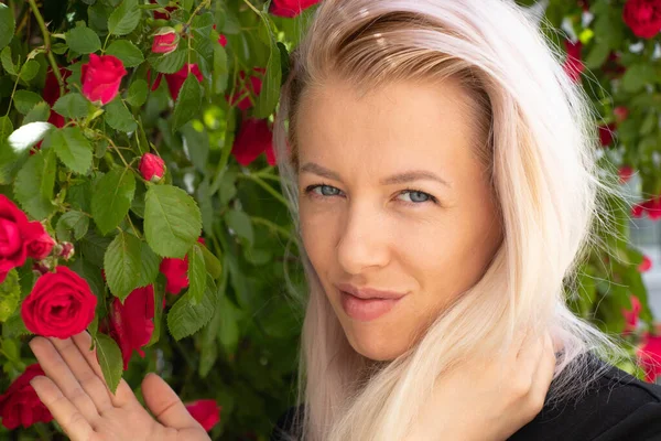 Молодая Украинская Блондинка Возле Цветов Саду — стоковое фото