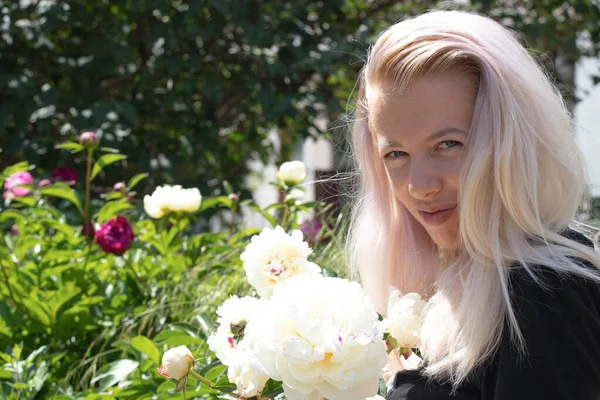 Młody Ukraiński Blondynka Dziewczyna Pobliżu Kwiaty Ogrodzie — Zdjęcie stockowe
