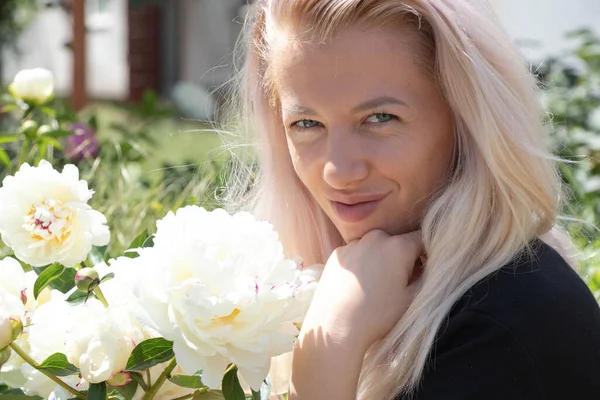 Jong Oekraïens Blond Meisje Buurt Van Bloemen Tuin — Stockfoto