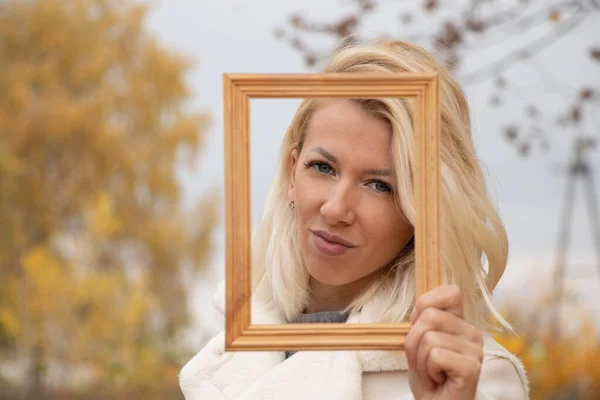 Porträt Eines Blonden Jungen Mädchens Einem Leeren Holzrahmen Auf Der — Stockfoto