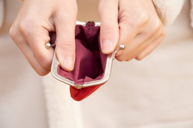 kırmızı boş cüzdan sokakta bir kızın elinde, parasız.