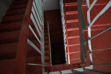 Ukrayna 'daki Dnipro şehrinde bir apartmanda eski bir Sovyet kirli karanlık merdiveni.