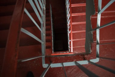 Ukrayna 'daki Dnipro şehrinde bir apartmanda eski bir Sovyet kirli karanlık merdiveni.