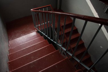 Ukrayna 'daki Dnipro şehrinde bir apartmanda eski bir Sovyet kirli karanlık merdiveni.