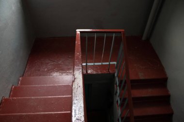 Ukrayna 'daki Dnipro şehrinde bir apartmanda eski bir Sovyet kirli karanlık merdiveni.