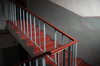 Ukrayna 'daki Dnipro şehrinde bir apartmanda eski bir Sovyet kirli karanlık merdiveni.