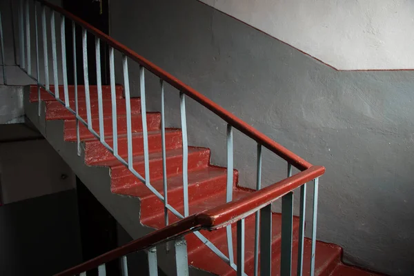 ウクライナのドニプロ市にあるアパートの古いソ連の汚い暗い階段 — ストック写真
