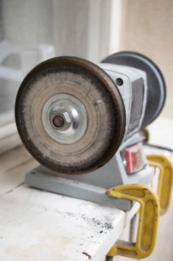 Evdeki raflarda öğütme makinesi. Yakın çekim, ev atölyesi.