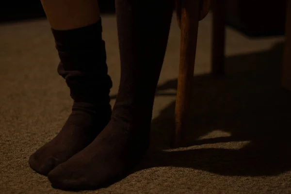 仕事の後の夜ベッドルームの自宅でカーペットの上の女性の足 家の快適さ — ストック写真