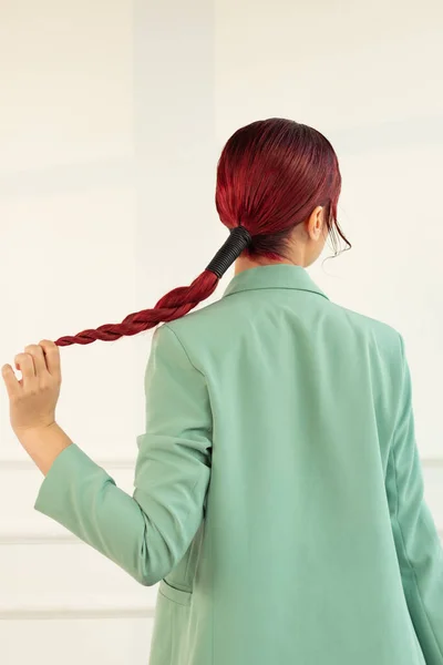Модель Стильному Зображенні Тримає Хвіст Волосся Студії Рукою — стокове фото