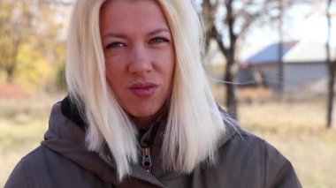 Sonbaharda Ukrayna 'da sokakta maske takan bir kız şehirde dolaşıyor.