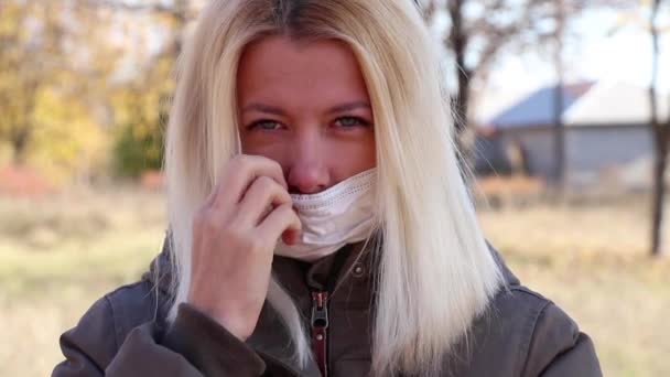 Une Fille Dans Masque Médical Dans Rue Automne Ukraine Soleil — Video