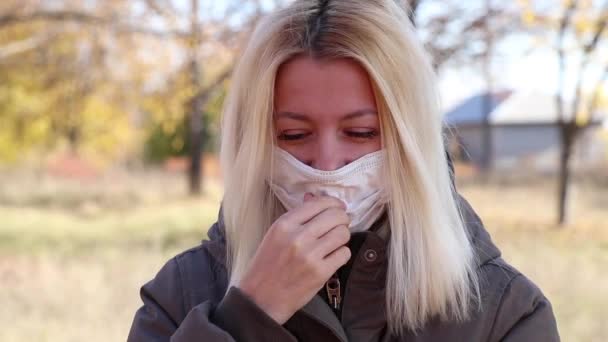 Ein Mädchen Medizinischer Maske Auf Der Straße Herbst Der Ukraine — Stockvideo
