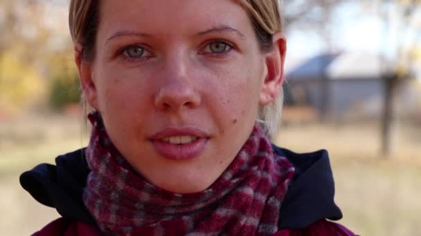 우크라이나 가을에 길거리에서 의료용 마스크를 소녀가 햇빛을 받으며 도시를 다닌다 — 비디오