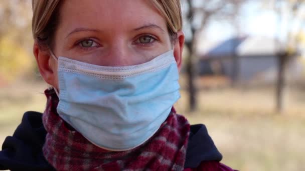 Una Ragazza Con Una Maschera Medica Strada Autunno Ucraina Sole — Video Stock