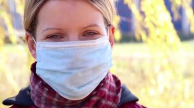 Sonbaharda Ukrayna 'da sokakta maske takan bir kız şehirde dolaşıyor.