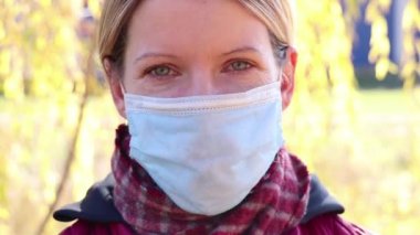 Sonbaharda Ukrayna 'da sokakta maske takan bir kız şehirde dolaşıyor.