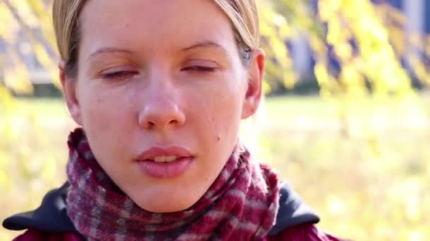 Een Meisje Met Een Medisch Masker Straat Herfst Oekraïne Zon — Stockvideo