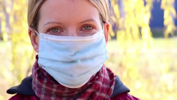 Een Meisje Met Een Medisch Masker Straat Herfst Oekraïne Zon — Stockvideo