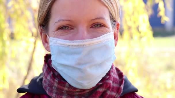 Una Ragazza Con Una Maschera Medica Strada Autunno Ucraina Sole — Video Stock