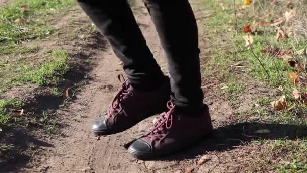 Jambes Féminines Dansant Sur Route Pendant Journée Plein Air Soleil — Video