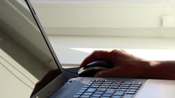 Computer Muis Hand Laptop Thuis Keuken Tafel Brachten Ramen Werk — Stockvideo