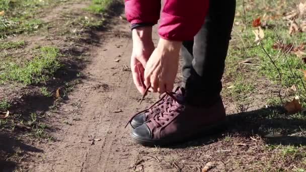 Chica Atar Cordones Zapatos Zapatillas Deporte Camino Tarde Otoño Sol — Vídeos de Stock