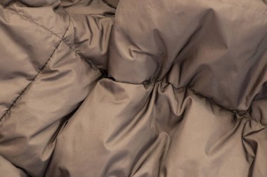 Arka plan olarak koyu gri kumaş ceketi ısıtır