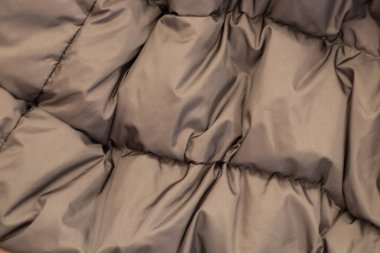 Arka plan olarak koyu gri kumaş ceketi ısıtır