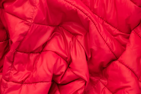 Czerwony Materiał Ciepłej Nadętej Kurtki Jako Tło Zbliżenie — Zdjęcie stockowe