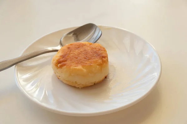 Τηγανίτες Τυρί Cottage Πρωί Για Πρωινό Βρίσκονται Ένα Πιάτο Στην — Φωτογραφία Αρχείου
