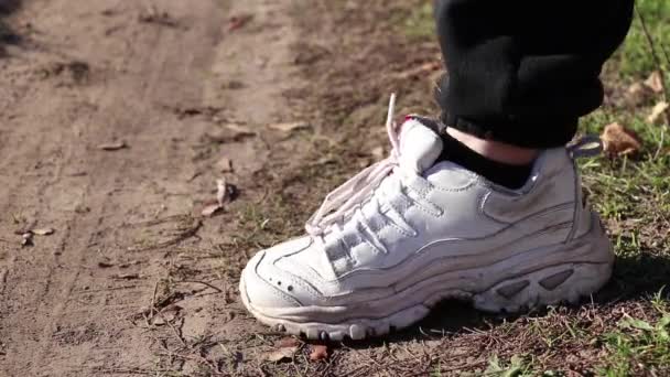 Sneaker Bianca Bussa Terra All Aperto Durante Giorno Sole — Video Stock