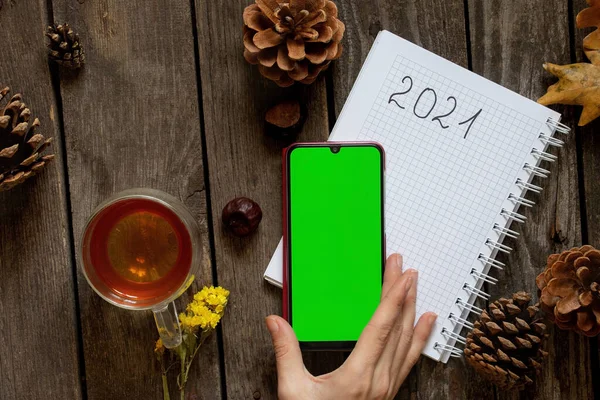 Téléphone Avec Écran Vert Trouve Sur Carnet Avec Inscription 2021 — Photo