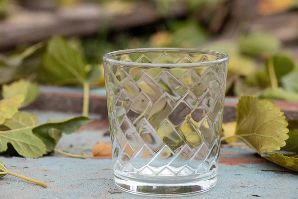 Copa Vidrio Vacía Para Bebidas Alcohólicas Encuentra Una Mesa Madera — Foto de Stock