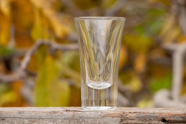 Cálice Vidro Vazio Para Bebidas Alcoólicas Fica Uma Mesa Madeira — Fotografia de Stock