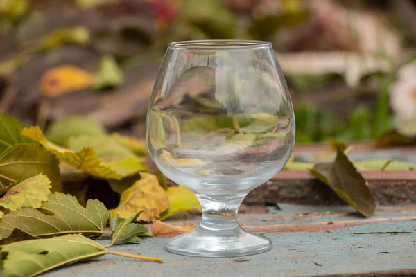 Cálice Vidro Vazio Para Bebidas Alcoólicas Fica Uma Mesa Madeira — Fotografia de Stock