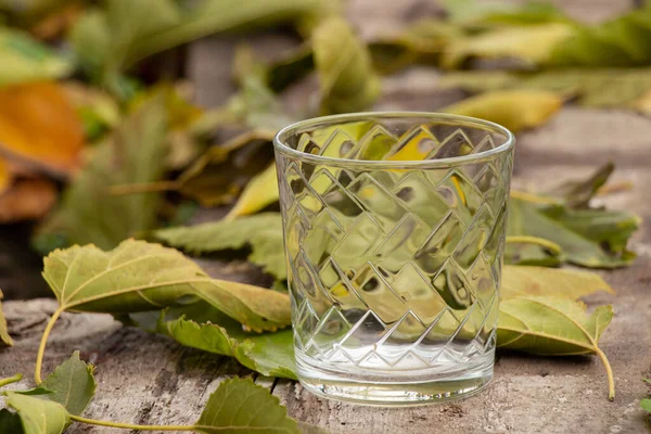 Tom Glasbägare För Alkoholhaltiga Drycker Står Ett Träbord Gula Löv — Stockfoto