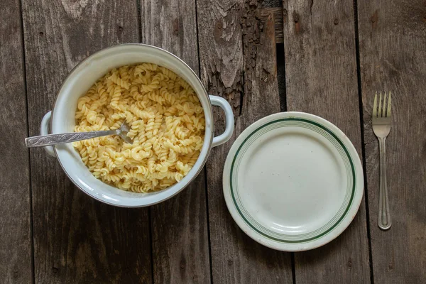 Boiled Pasta Saucepan Next White Empty Plate Table Kitchen Close — Stock Photo, Image