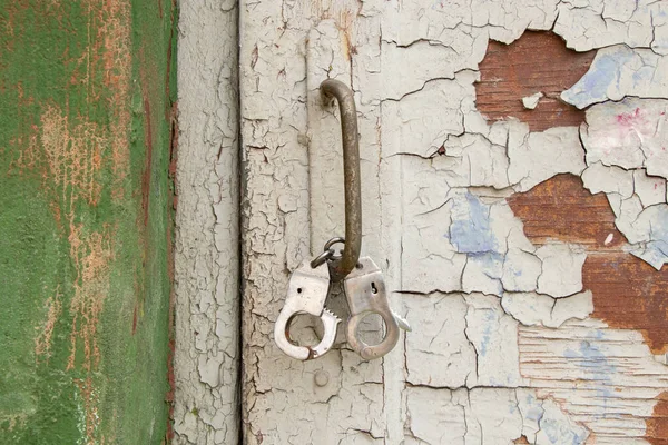通りのドアノブに掛かった鉄の手錠 — ストック写真