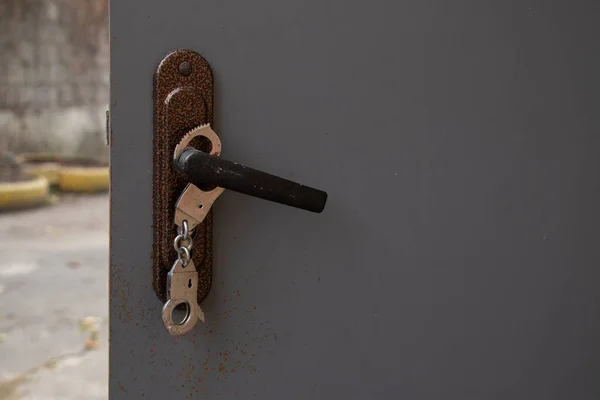 Ijzeren Handboeien Hangend Aan Deurknop Straat — Stockfoto