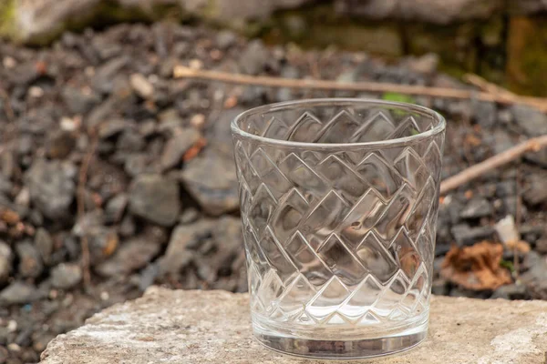 Leere Transparente Glasscheiben Stehen Tagsüber Auf Steinen Auf Der Straße — Stockfoto
