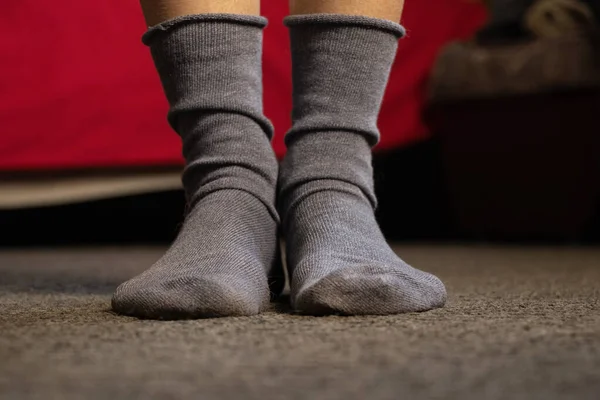 Pieds Chaussettes Bleues Sur Tapis Gris Sol Dans Appartement Jour — Photo