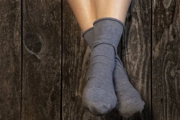 Gambe Femminili Calzini Blu Fondo Legno Vicino — Foto Stock