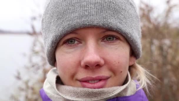모자를 겨울에는 후드를 공원의 차가운 산책을 겨울에는 오락을 즐기는 — 비디오