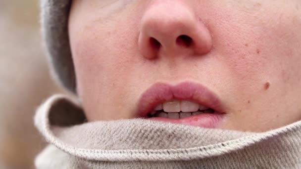 close-up tvář dívky na ulici v zimě v zimě na procházku v parku, rty nos ústa